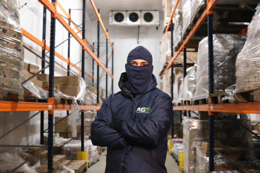Operador AGS Transportes dentro do armazém organizado