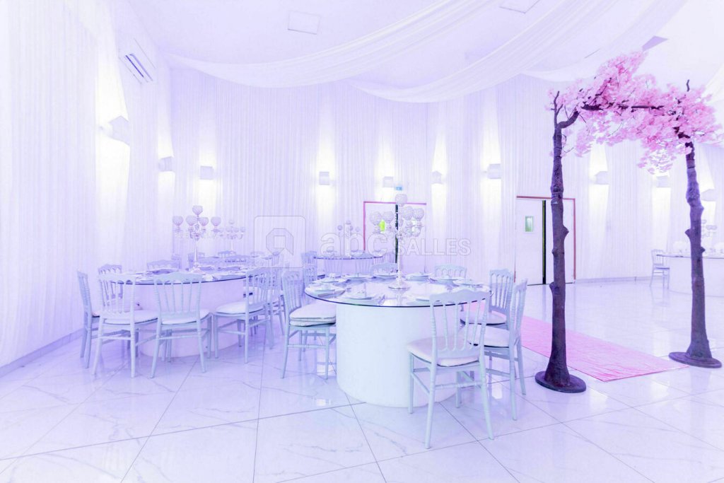 Petite Salle — Tables dressées