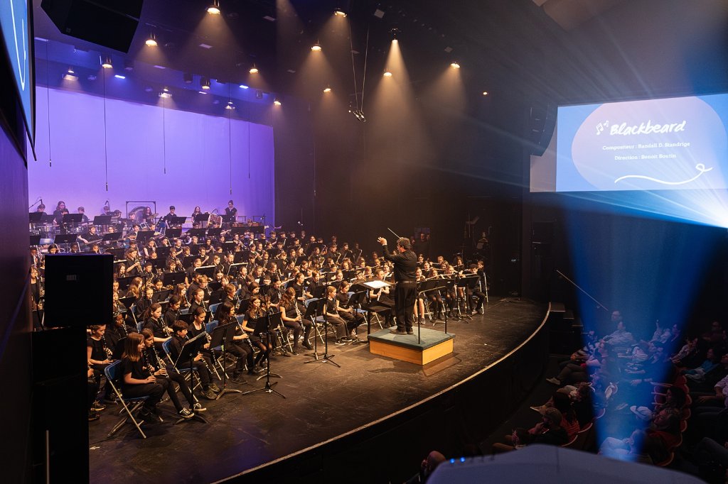 Concert de jeunes musiciens sur scène