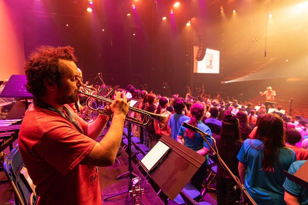 Élèves concentrés durant une répétition chorale