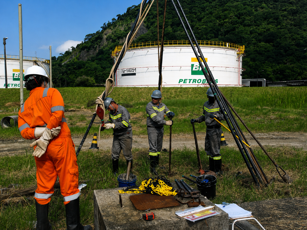 Engenheiro analisando relatório geotécnico em campo