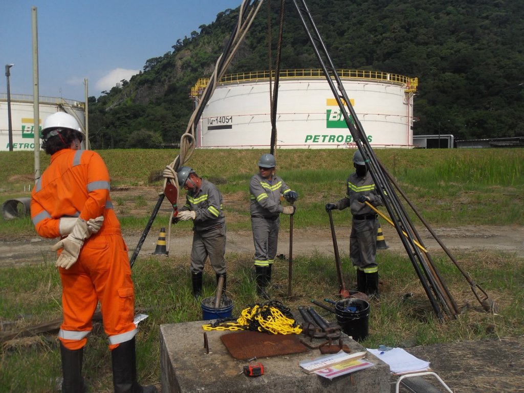 Equipe técnica em operação de sondagem SPT — obra industrial