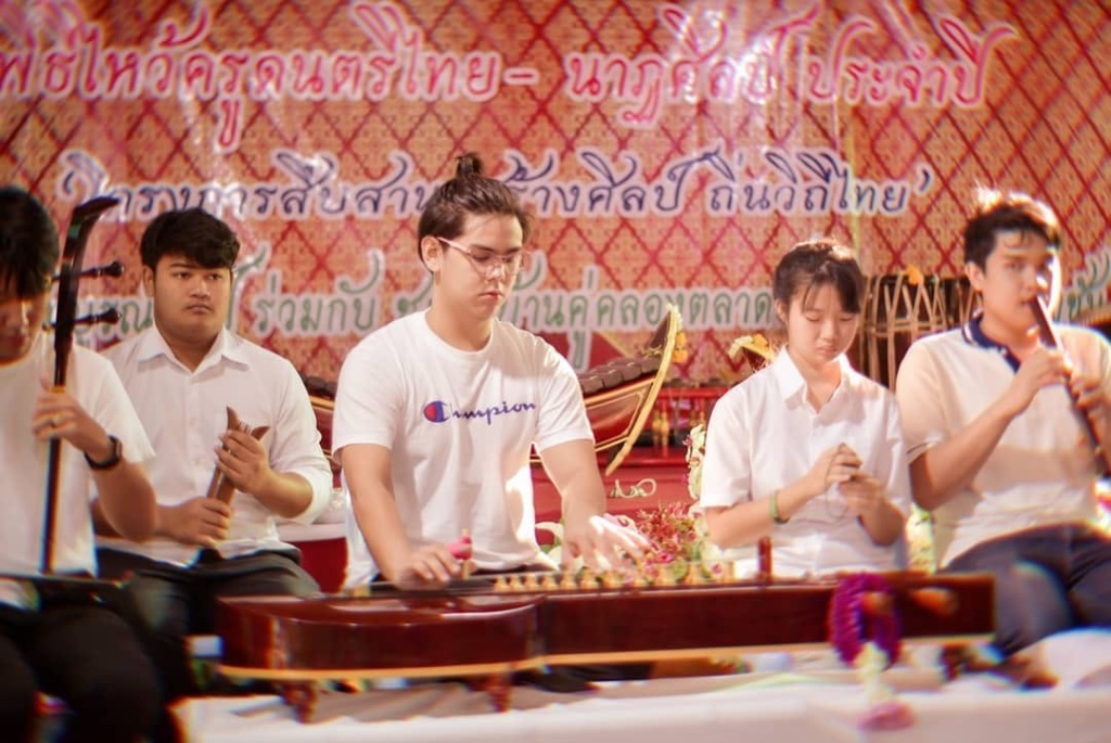การแสดงดนตรีไทย — บรรเลงจะเข้