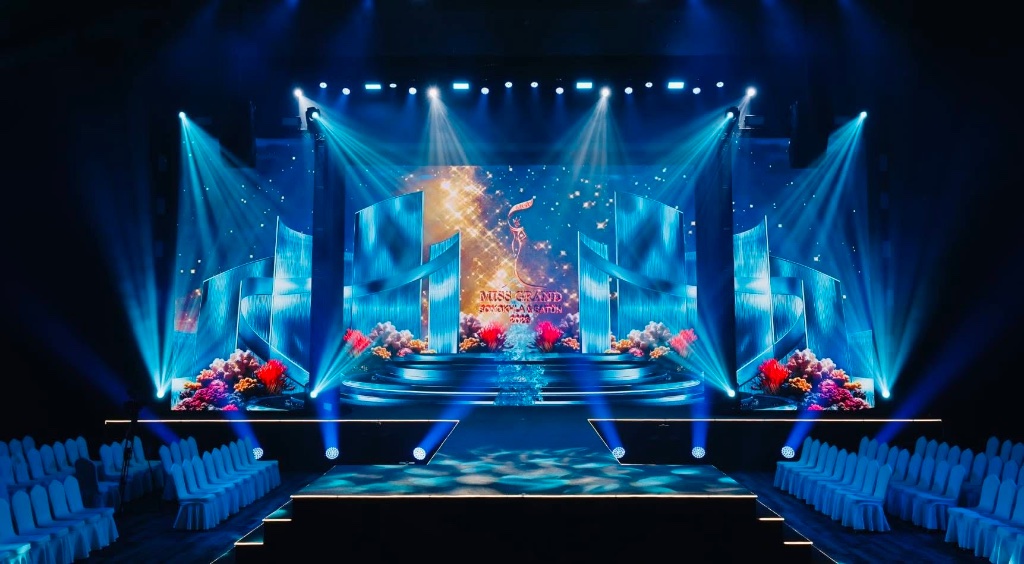 Stage lighting rig — grand ballroom