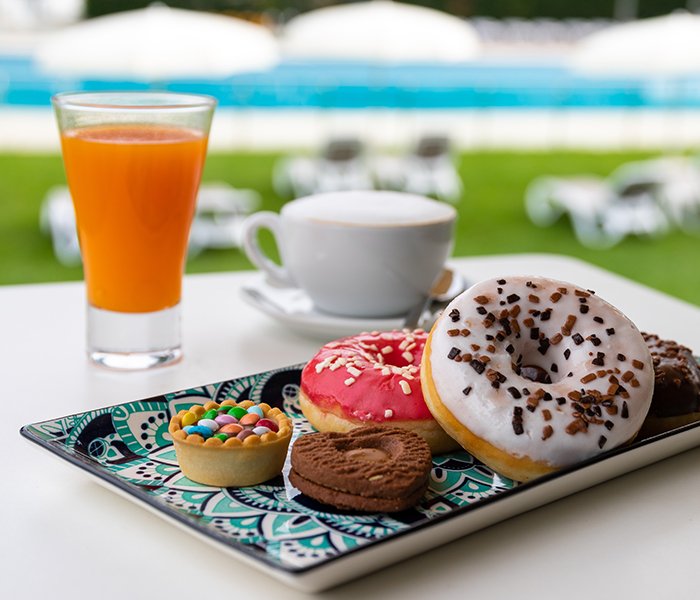 Un Dolce Risveglio sulle Rive del Lario — Colazione a Frontelago