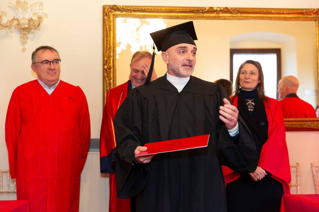 Davide Paccassoni con il diploma di laurea in Scienze e Tecniche di Coaching
