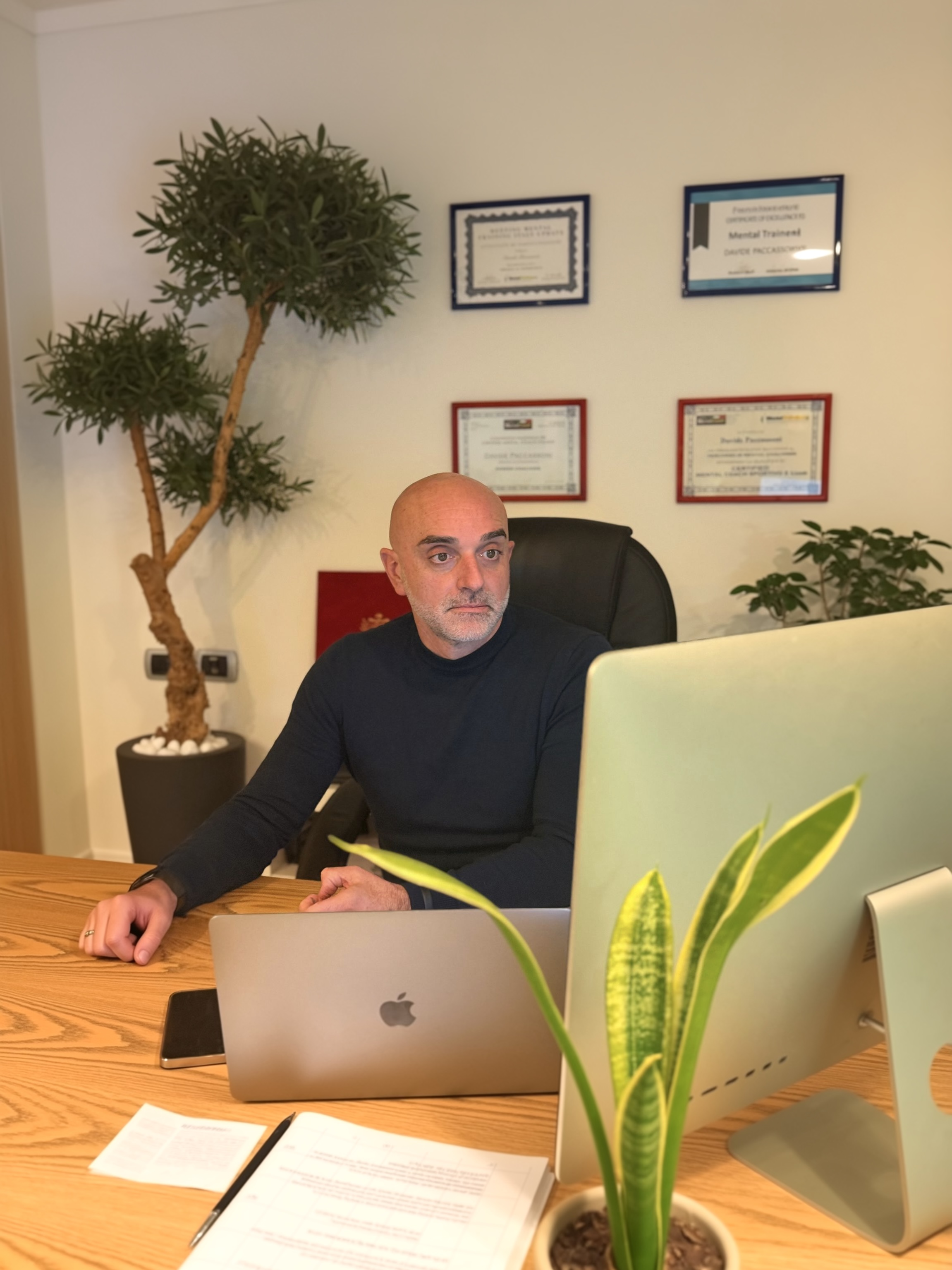 Davide Paccassoni nel suo ufficio a Latina