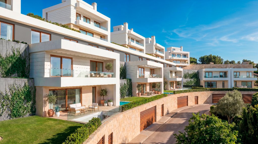 Interior elegante de villa Almara con suelos de piedra natural y grandes ventanales
