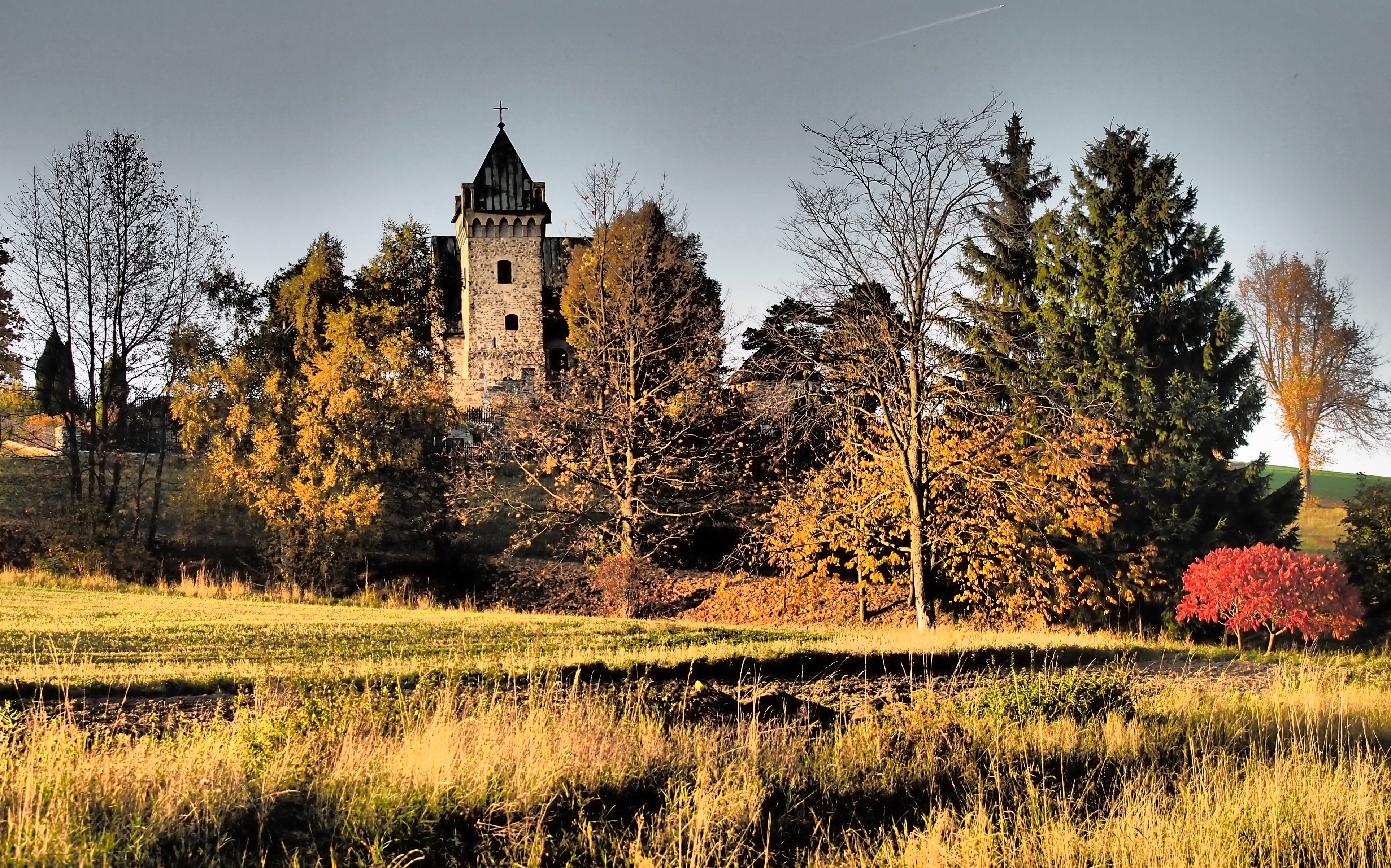 Hrad Pernštejn v podzimních barvách