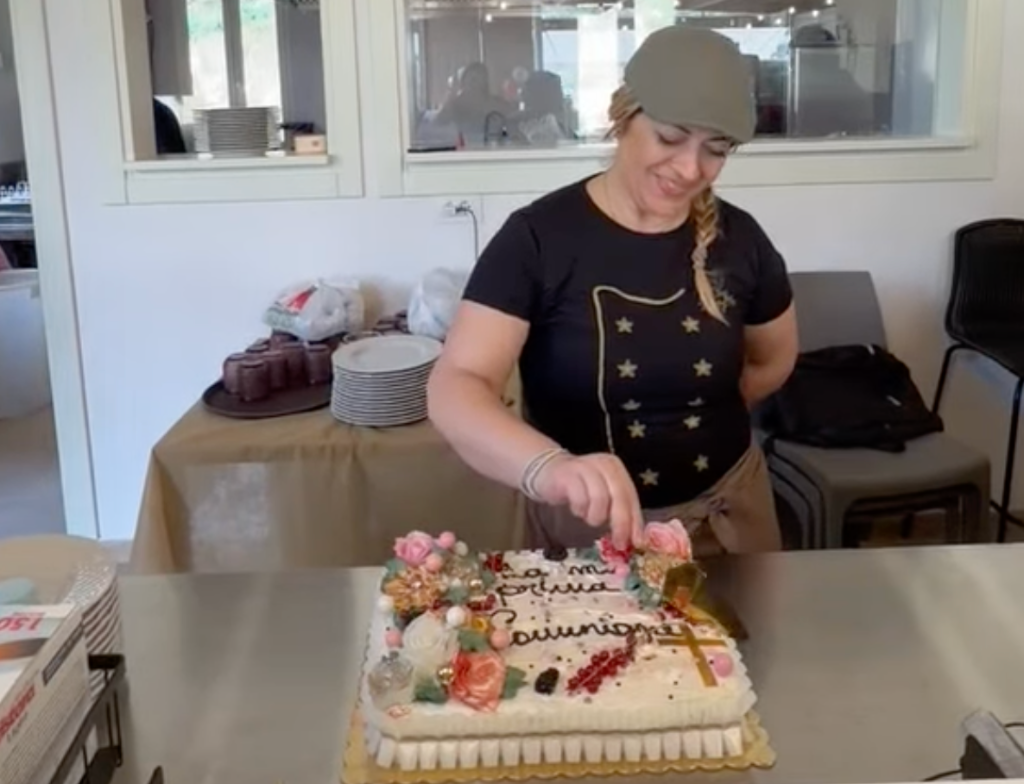 Taglio della torta di compleanno