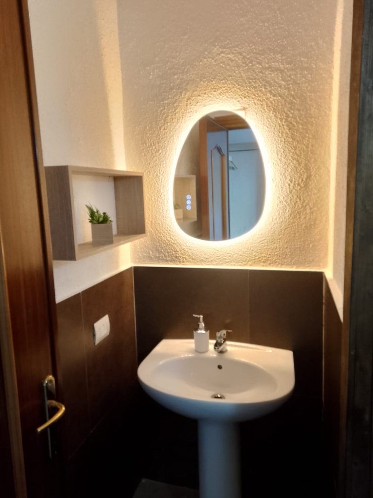 Bagno con specchio