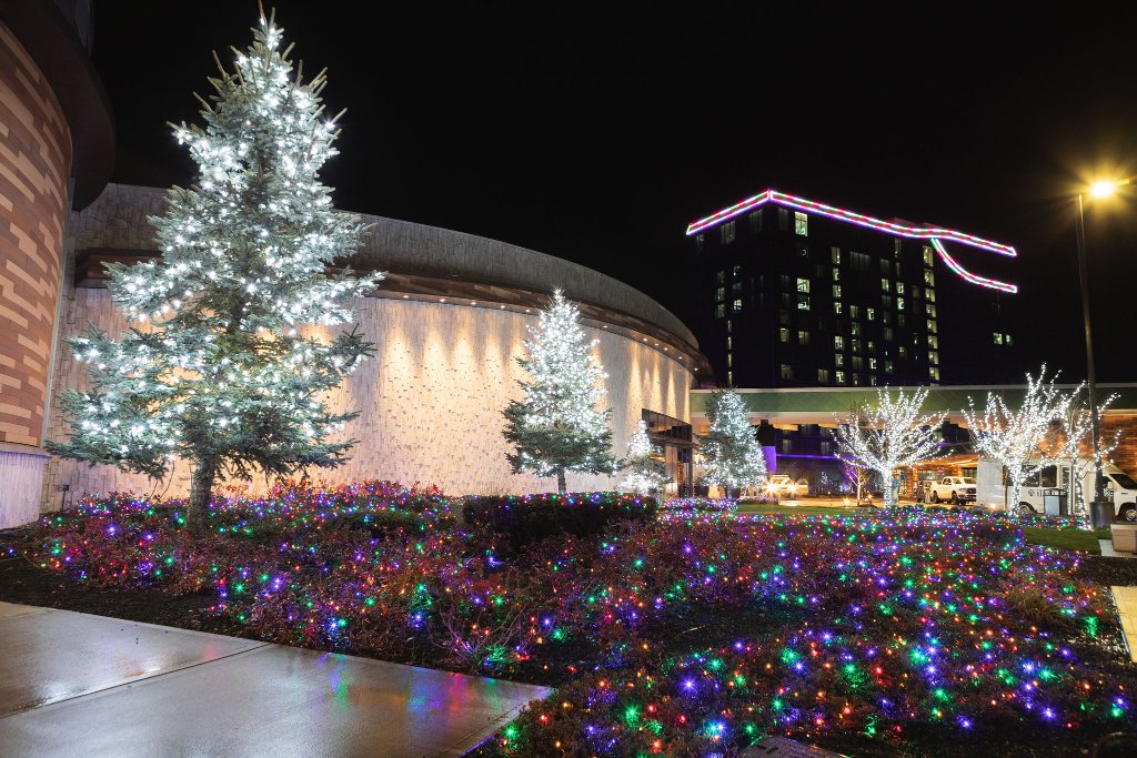 Commercial building beautifully decorated with holiday lights at night