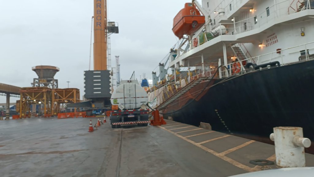 Pátio Portuário — Navio Atracado