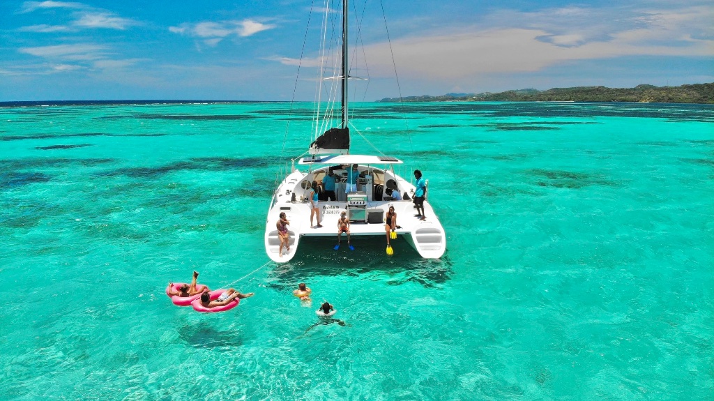 Roatán Catamaran Snorkel & Party Cruise