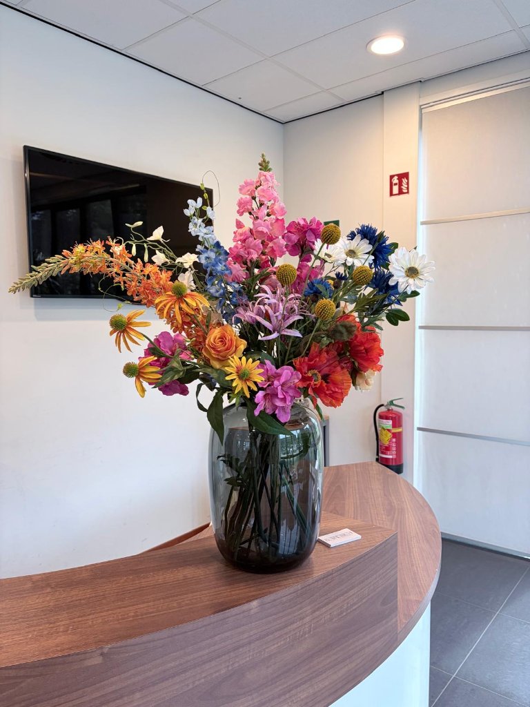Kleurrijke bloemen op receptiebalie kantoor