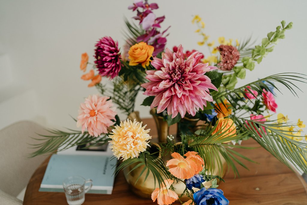 Kleurrijke bloemcreatie op ronde houten tafel interieur