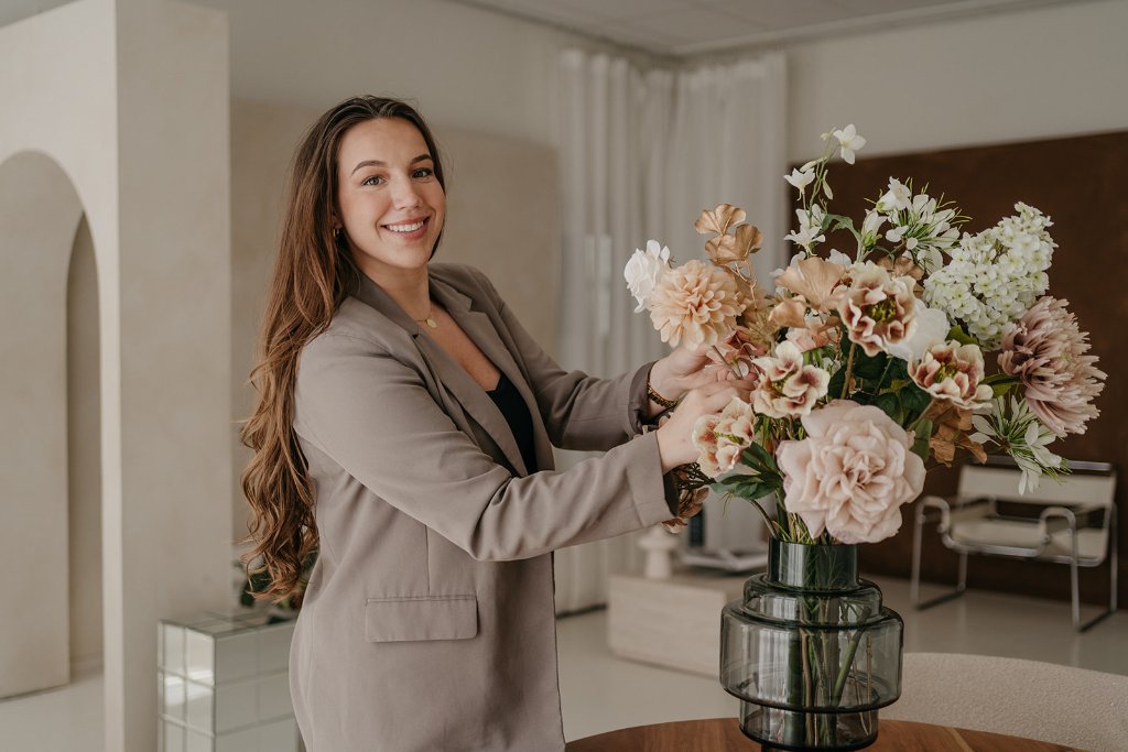 Bianca Rijkenbarg schikt bloemstuk in luxe interieur