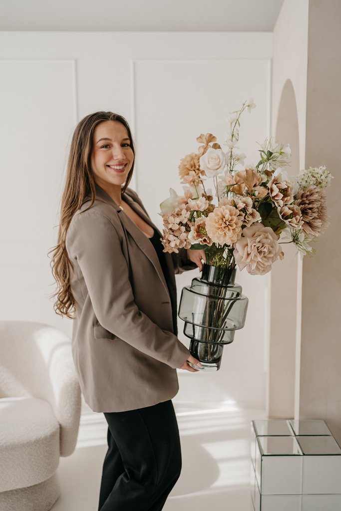 Bianca Rijkenbarg met bloemenboeket