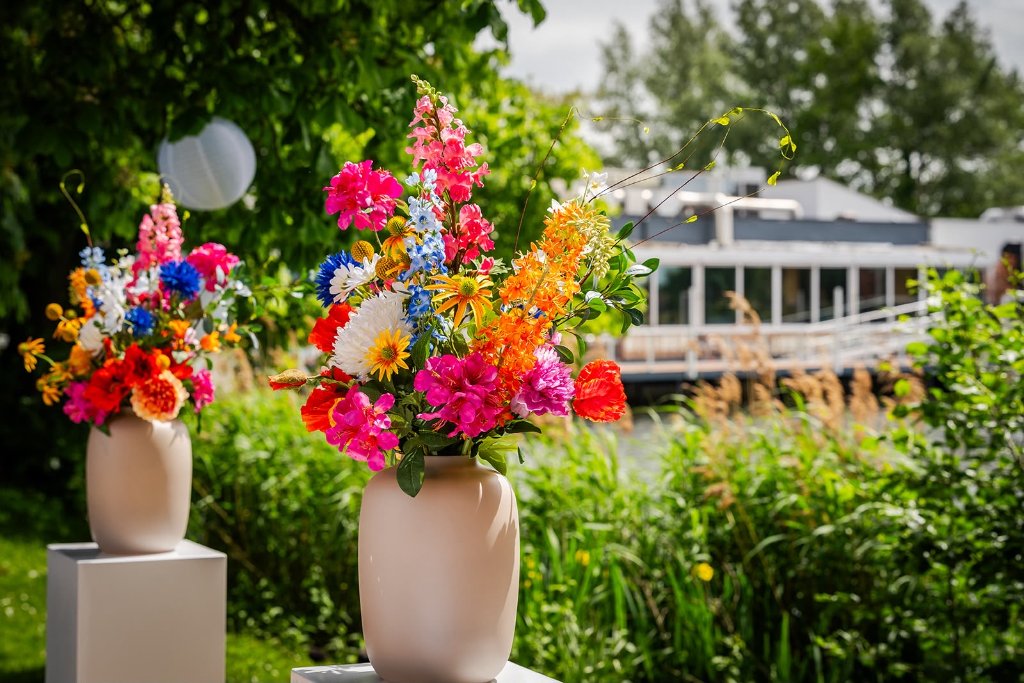 Bruiloftsboeket op witte pilaar