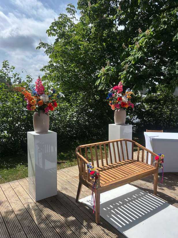 Roze kersenbloesem in beige vaas op marmeren tafel