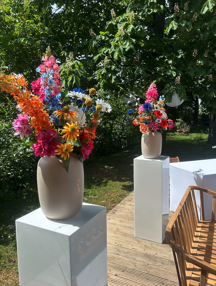 Bloemen op bankje bruiloft