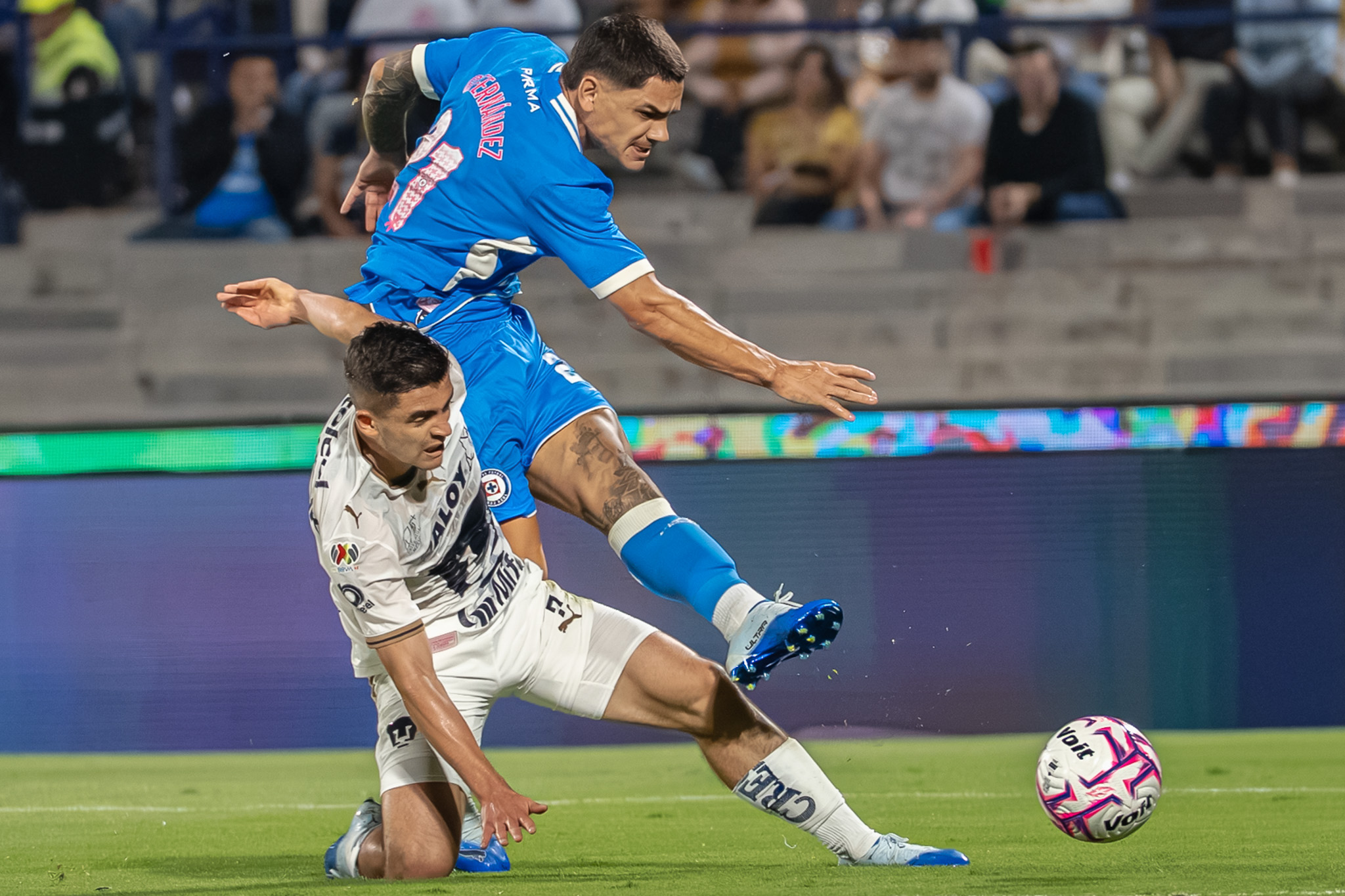Pumas and Cruz Azul Battle to Dramatic 3-3 Draw in Mexico City