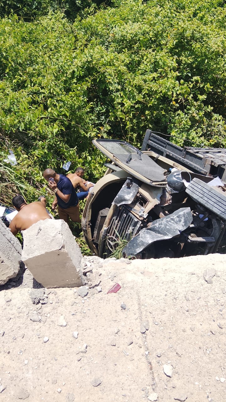 Caminhão cai no Rio Ponte após colidir contra estrutura de ponte na BR-153, em Araguaína