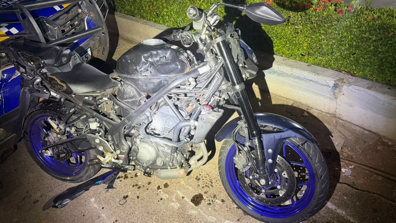 Motociclista tenta escapar da PM, avança semáforos e acaba em colisão com viatura em Araguaína