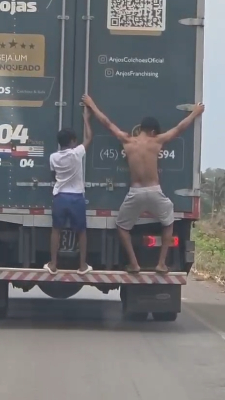 Adolescente fica gravemente ferido após cair de caminhão e ser atingido por outro veículo na TO-222