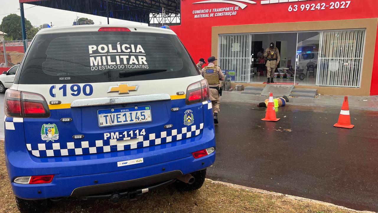 Jovem é morto a tiros dentro de loja e cai em avenida durante fuga em Araguaína