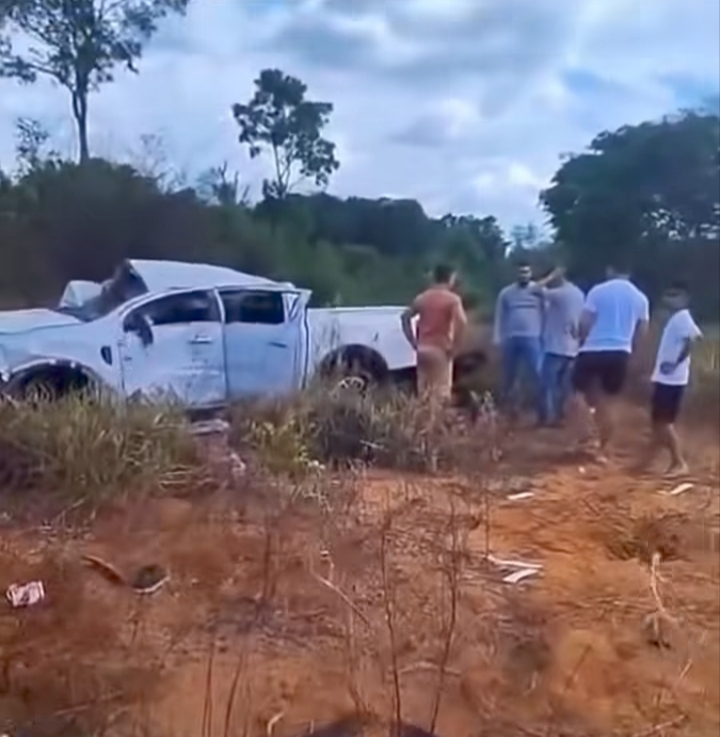 Caminhonete capota às margens da BR-153 e deixa duas pessoas feridas em Wanderlândia