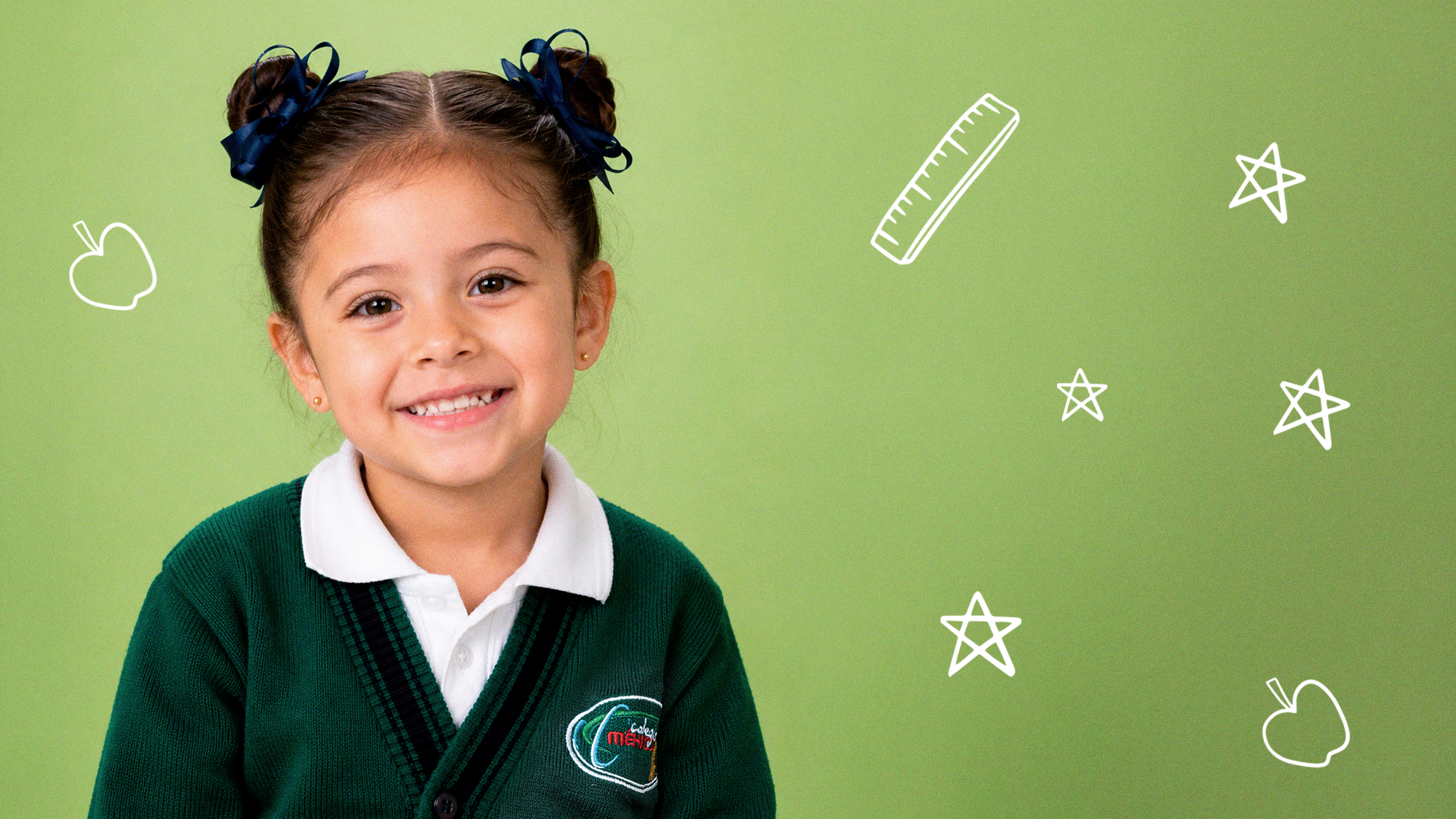 Niña de preescolar con uniforme verde del Colegio México Zumpango