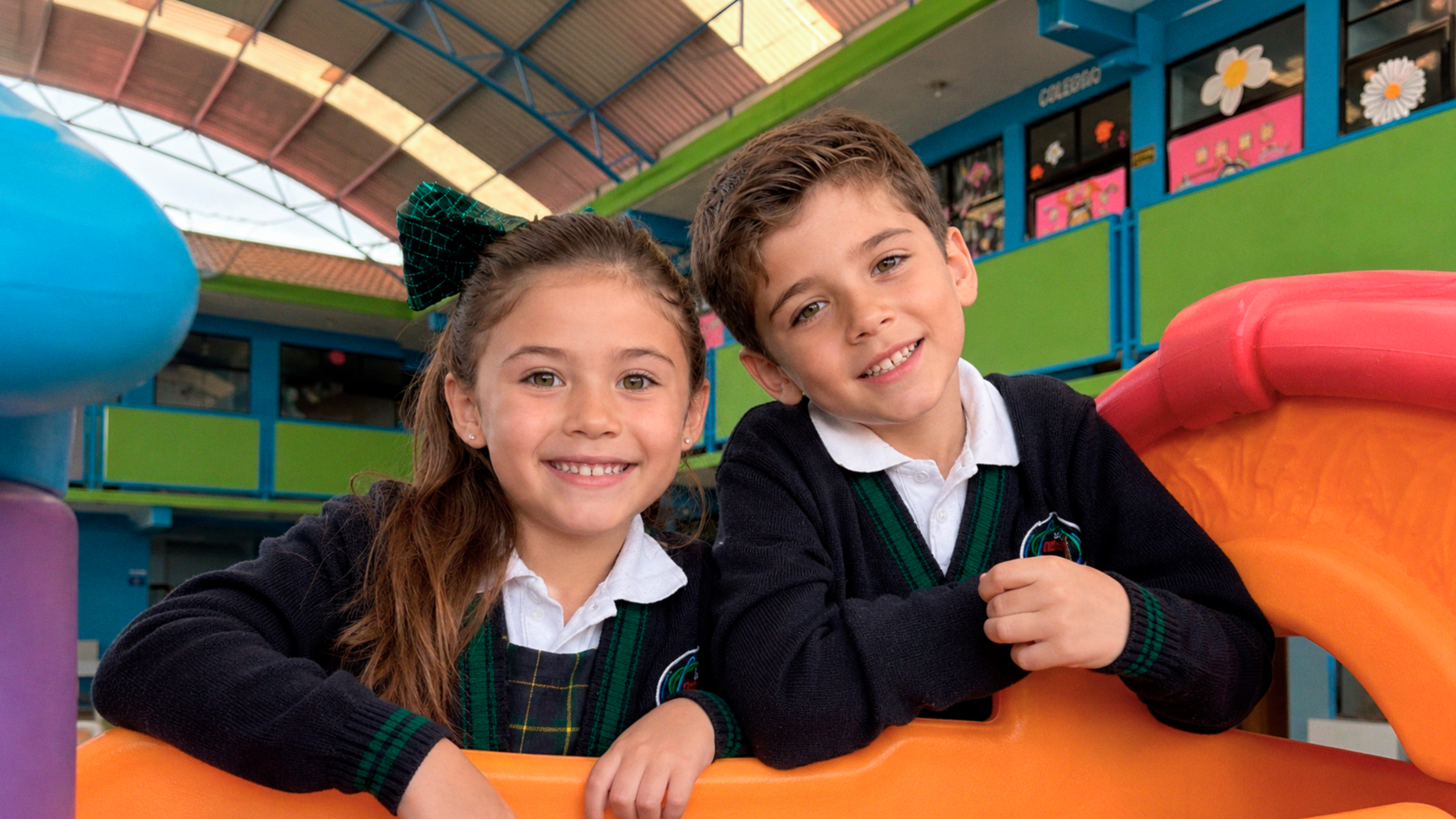 Dos alumnos del Colegio México Zumpango en el patio techado