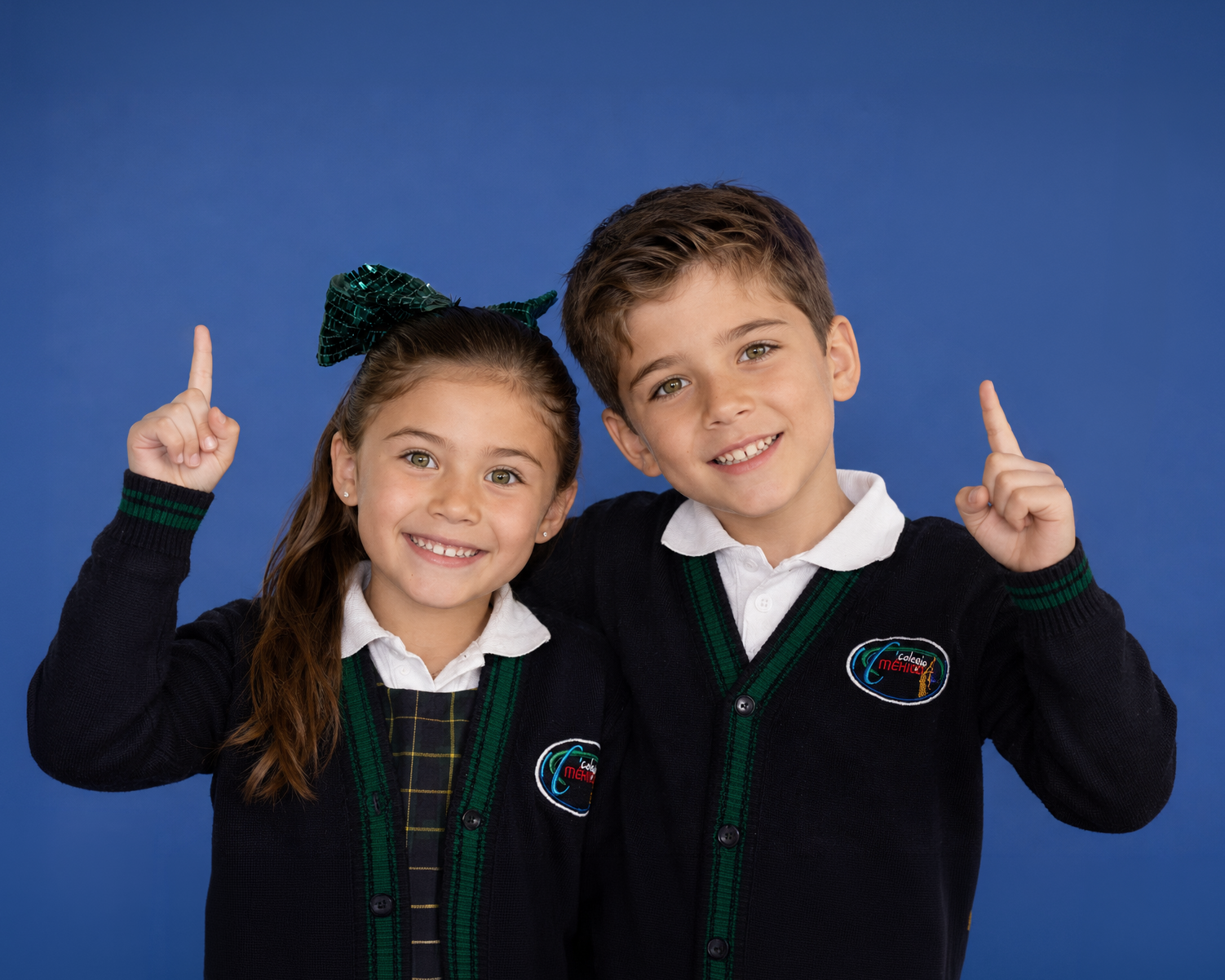 Dos alumnos del Colegio México Zumpango con uniforme