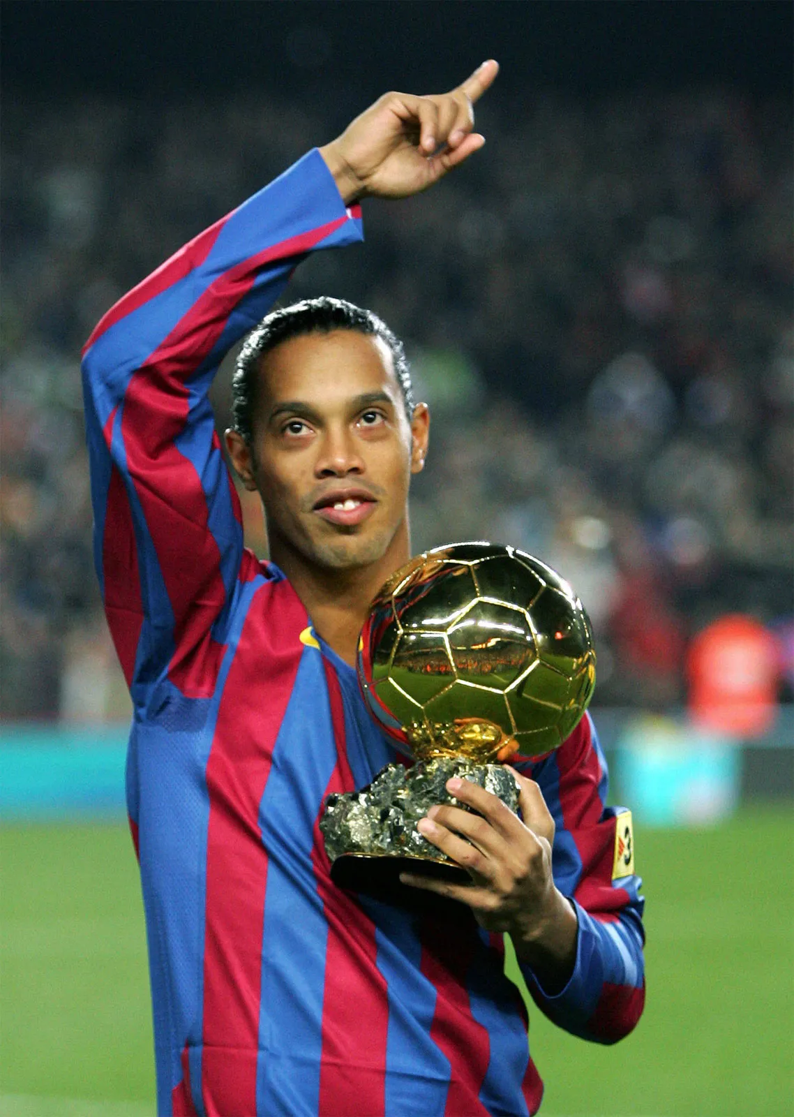 Ronaldinho holding the Ballon d'Or trophy at Camp Nou, December 2005