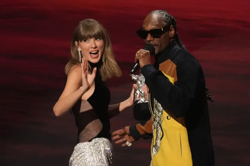 Taylor Swift accepts the Video of the Year award from Snoop Dogg at the 2026 MTV VMAs