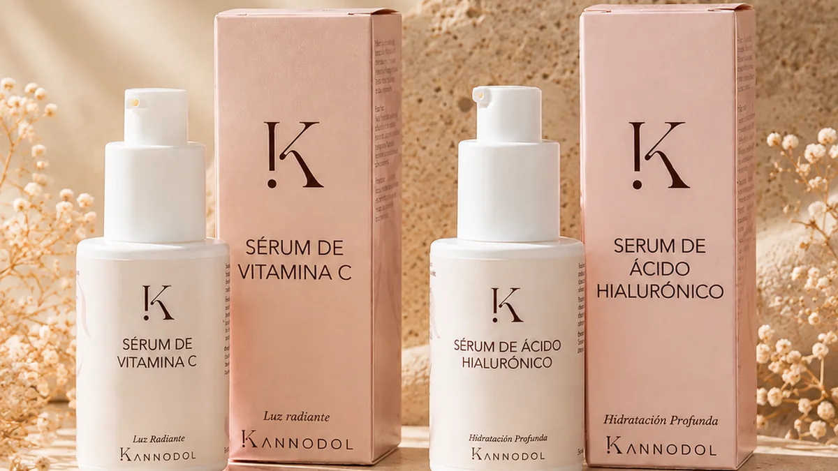 Sérum Facial Ácido Hialurónico y Sérum Facial con Vitamina C de Kannodol con sus estuches, sobre piedra clara y con luz natural