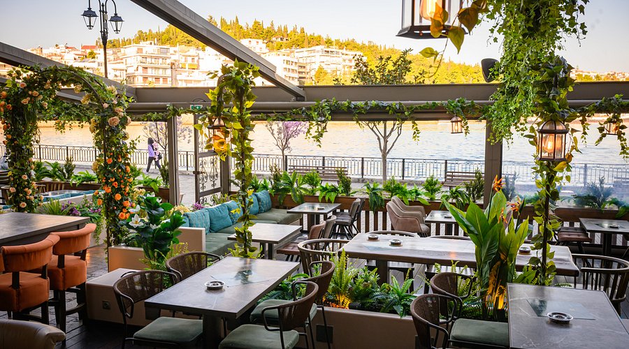 DION Brunch & Coffee Society: All-Day Café-Bar στη Παραλία