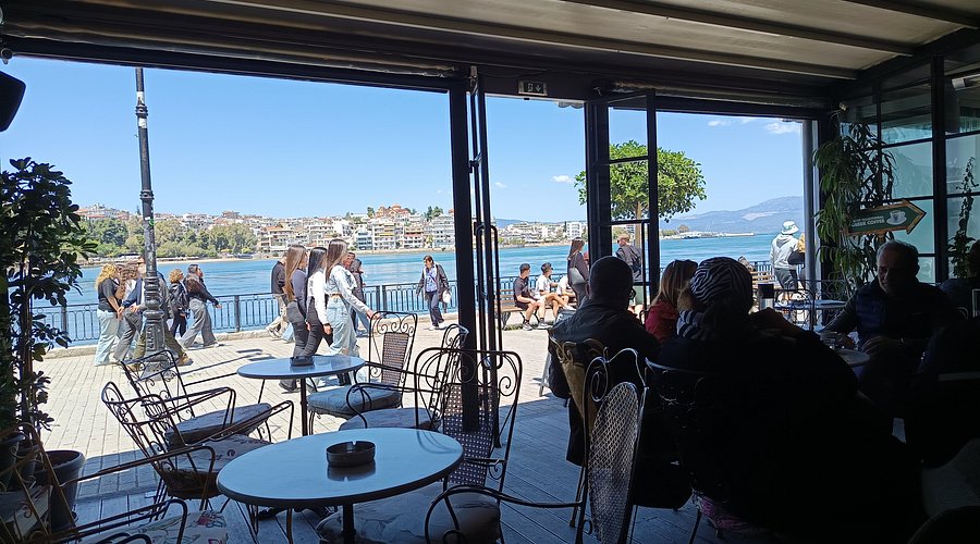 Carpe Diem: Seafront Café με Θέα στη Χαλκίδα