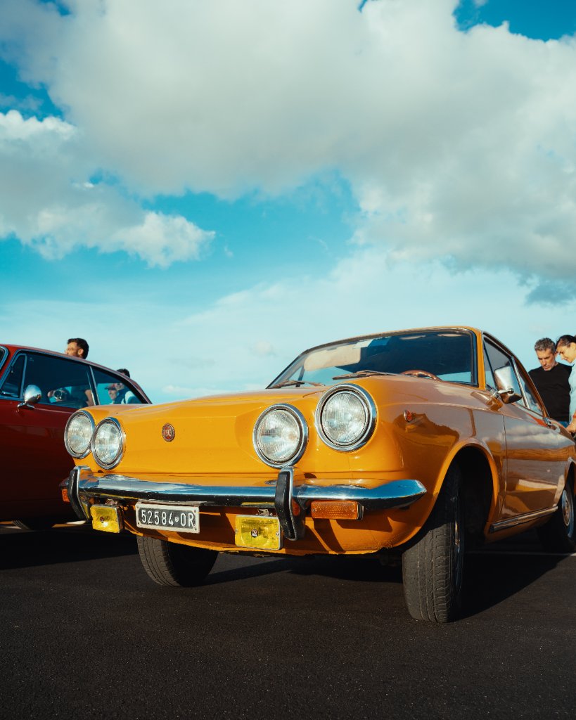 Auto arancione d'epoca in primo piano