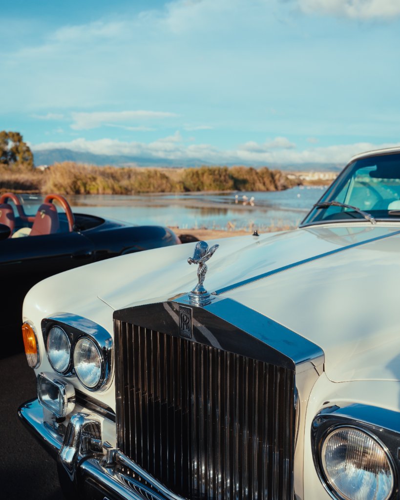 Rolls Royce bianca con laguna sullo sfondo