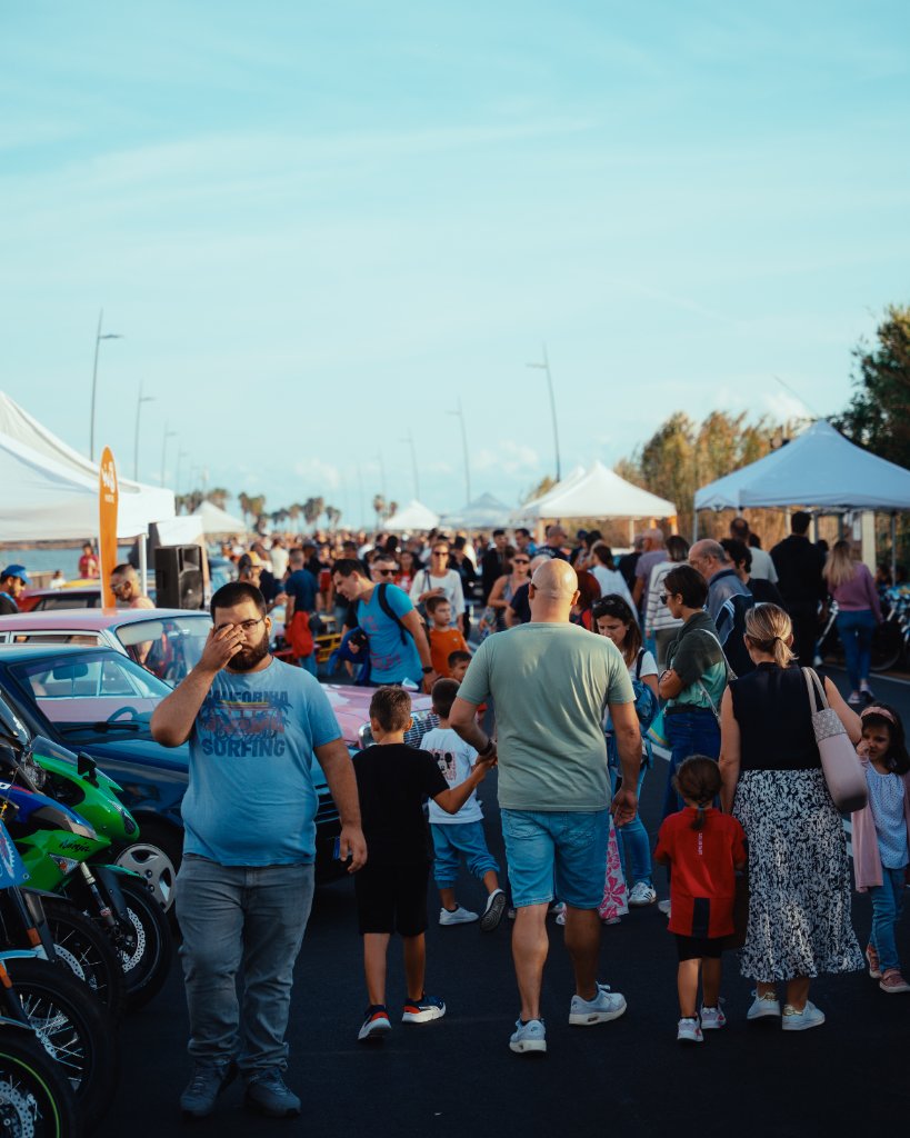 Auto classica e supercar elettrica sulla costa sarda