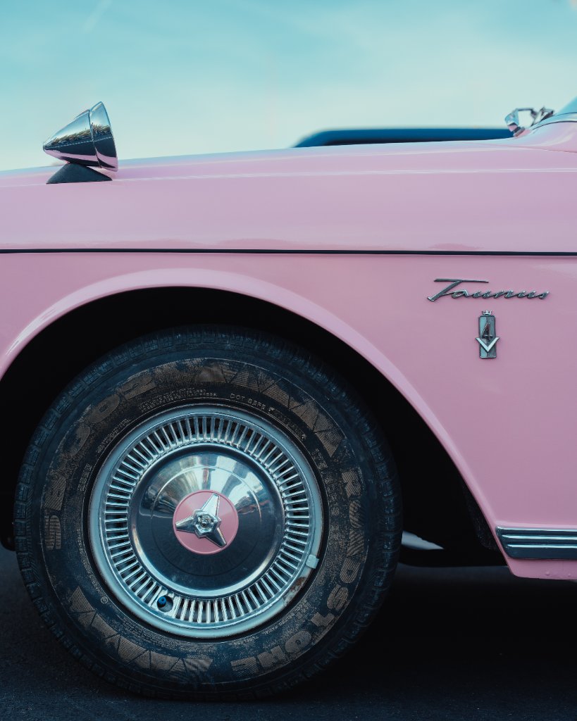 Ford Taunus rosa dettaglio ruota