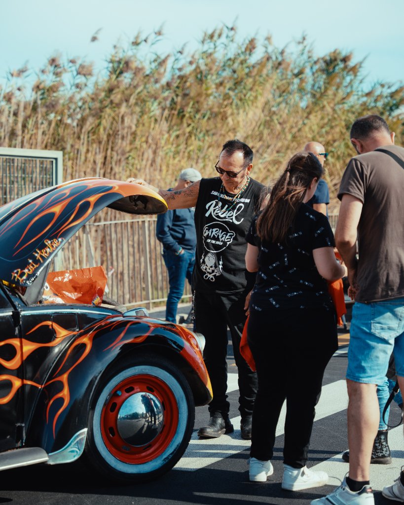 Maggiolino hot rod con fiamme
