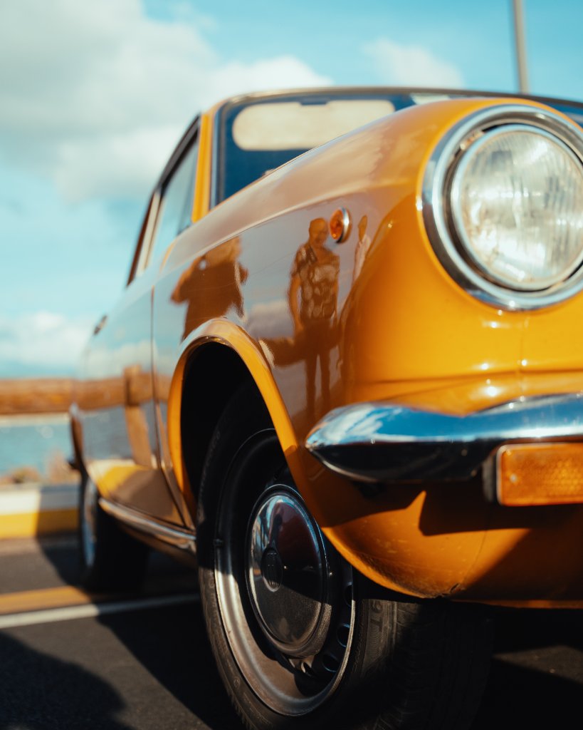 Auto gialla d'epoca dettaglio faro