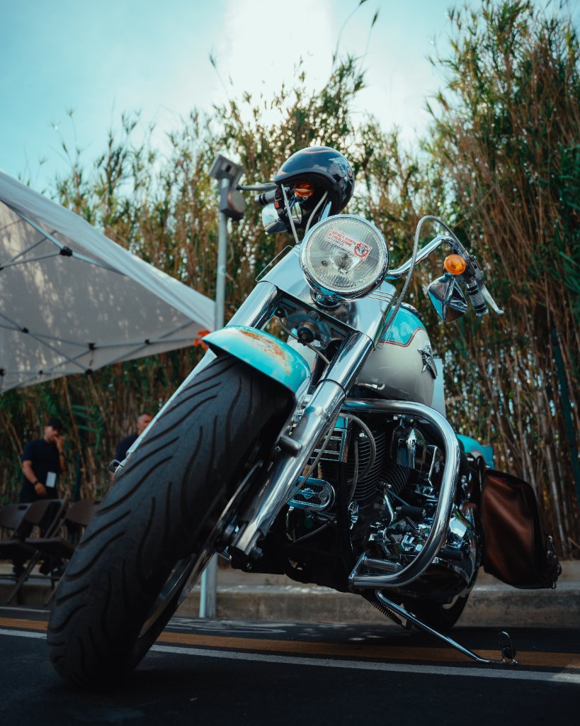 Moto custom turchese frontale