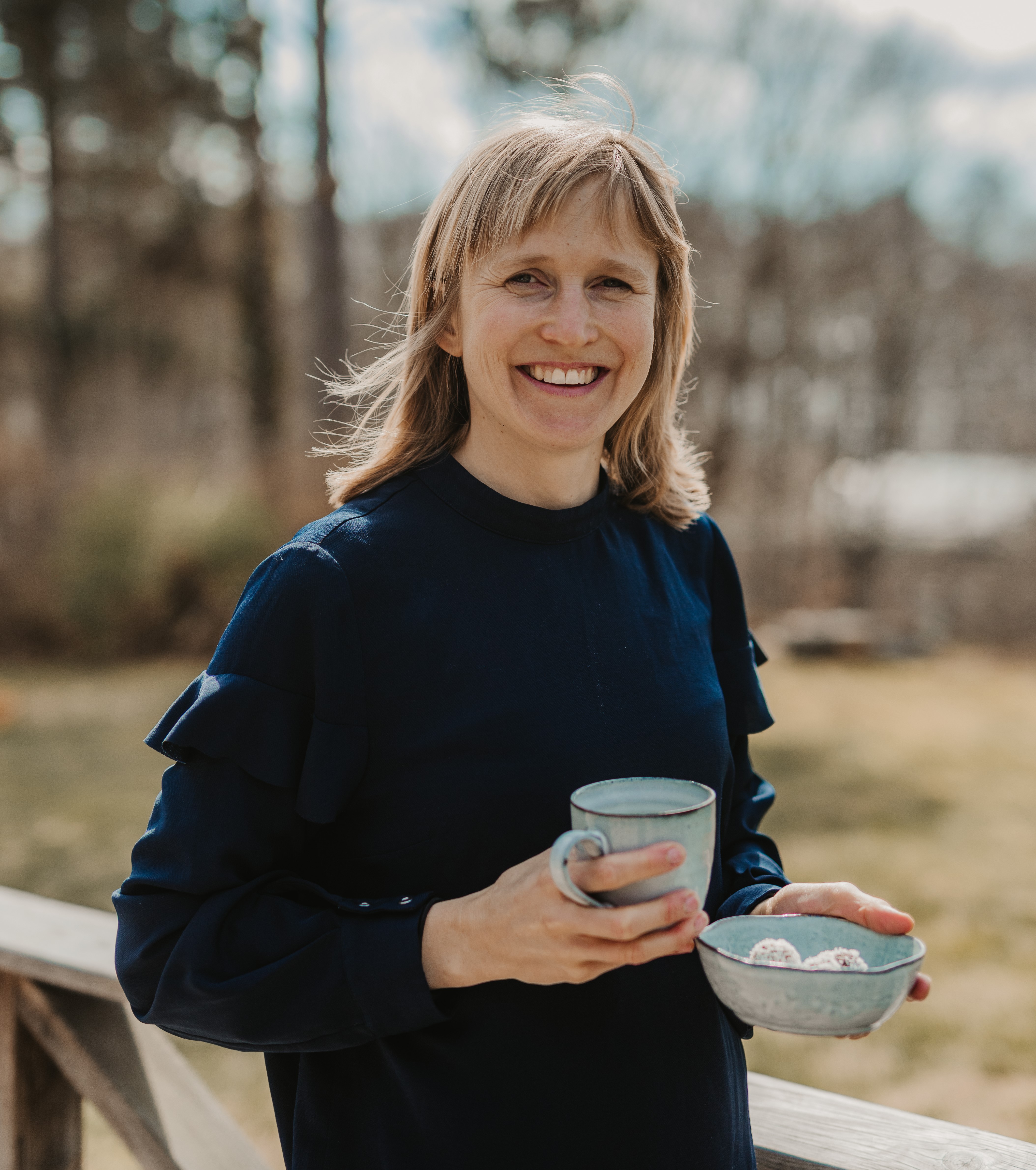 Emma Martner, legitimerad dietist – porträtt utomhus med matglädje och hälsa
