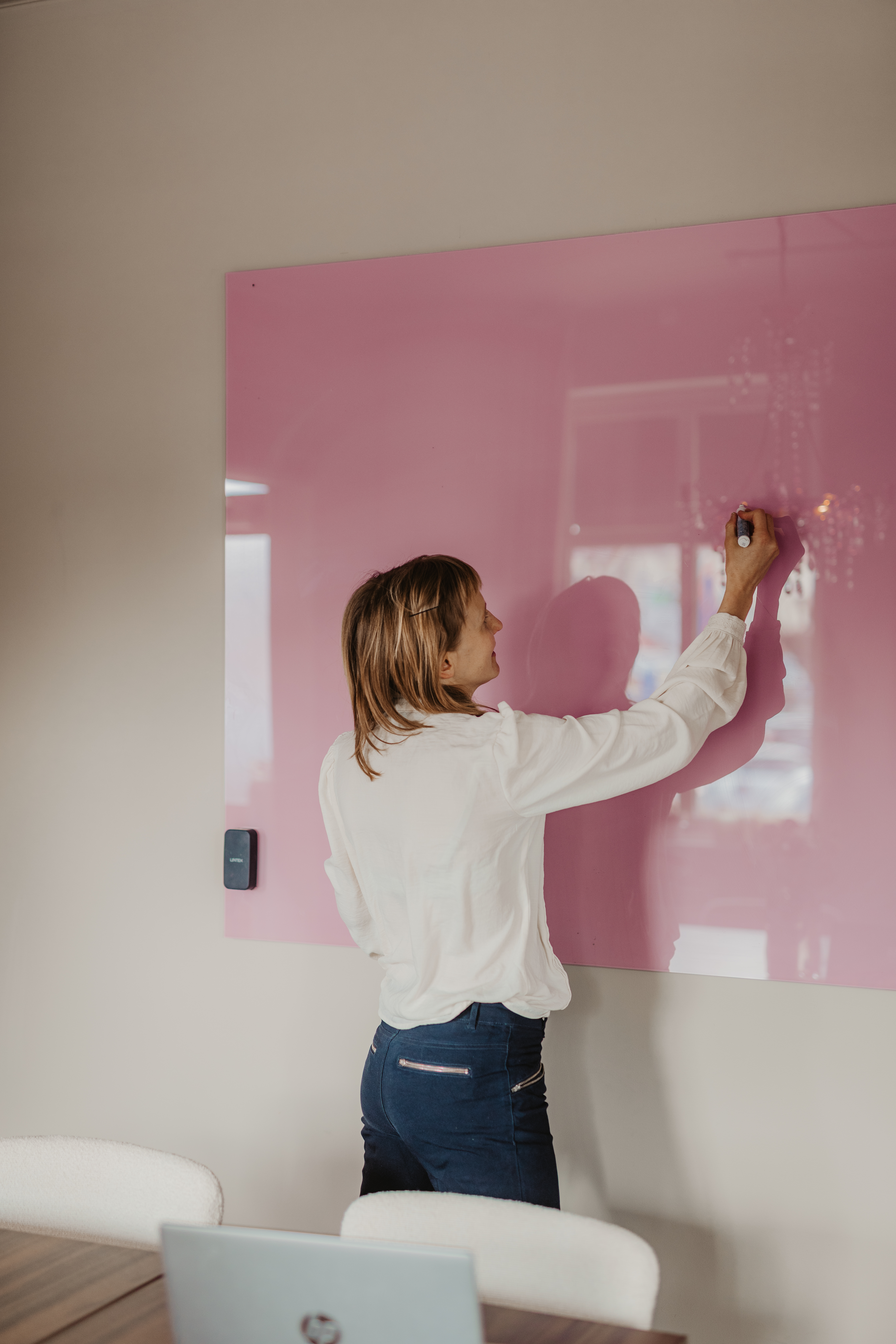 Företagsföreläsning och workshop i kost och hälsa – legitimerad dietist Emma Martner, Emergi Kost och Hälsa Emma Martner skriver på whiteboard under företagsföreläsning om kost och hälsa – professionell utbildning och workshops för arbetsplatser i Skåne och hela Sverige