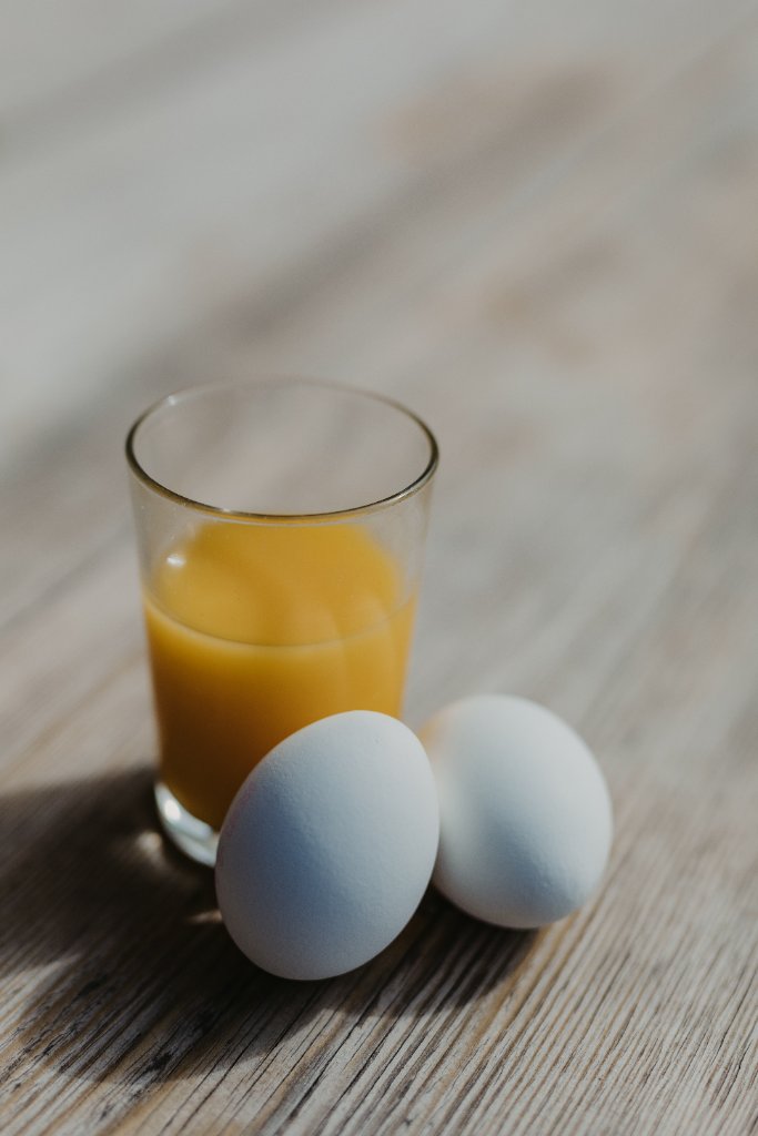 Protein och energi för aktiv livsstil och träning – kostrådgivning för idrottare, Emergi Kost och Hälsa, Skåne Ägg och färskpressad apelsinjuice på träbord – proteinrik frukost för aktiva och idrottare, kostrådgivning för prestation och återhämtning med legitimerad dietist i Kristianstad