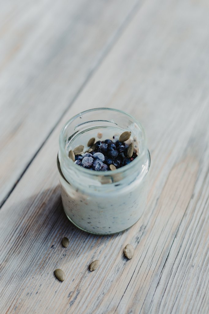 Energibalans och hållbara matrutiner – frukostinspiration och kostrådgivning, Emergi Kost och Hälsa, Kristianstad Overnight oats med blåbär och pumpafrön i glasburk – näringsrik frukost för energibalans och hållbara rutiner, kostinspiration från legitimerad dietist i Skåne